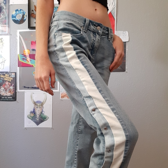 Midrise blue and white snap jeans lightwash jeans - Picture 6 of 6